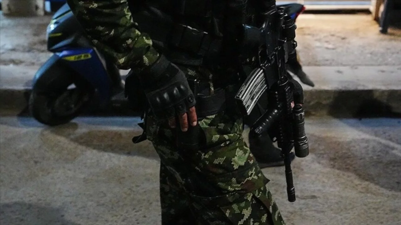 Kolombiya'nın Ekvador sınırında düzenlenen saldırıda 3 asker öldü