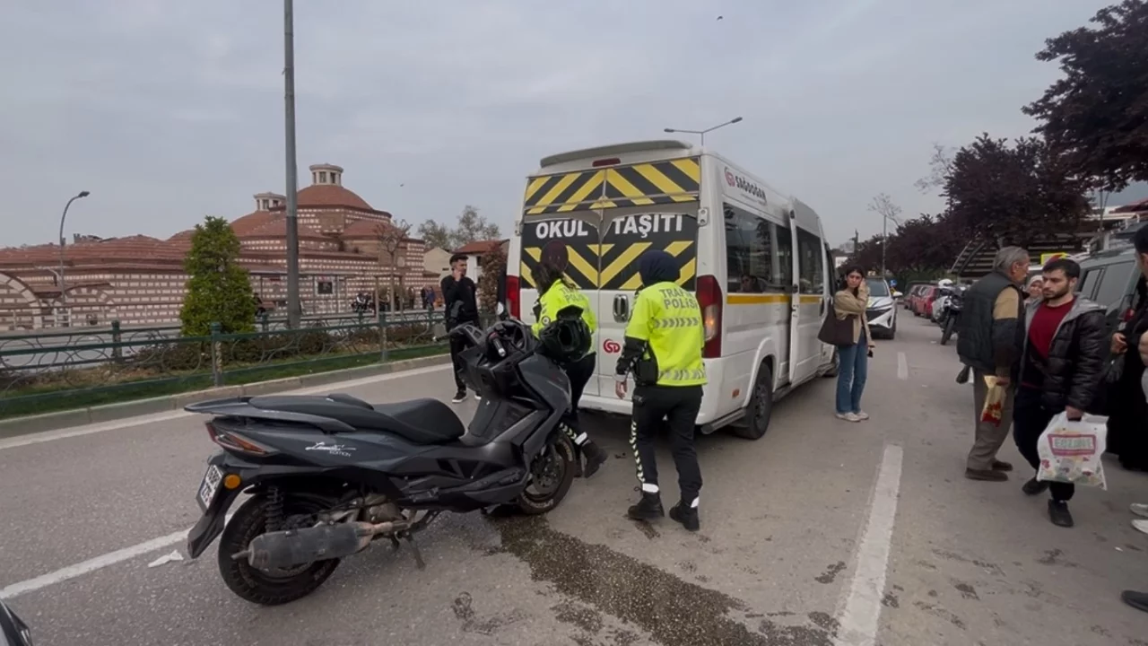Bursa'da işçi servisine motosiklet çarptı!