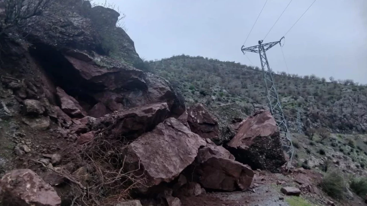 Dağdan kopan dev kayalar ulaşımı felç etti