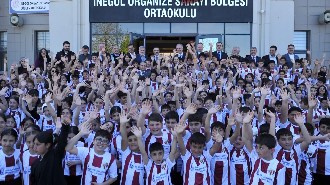 OSB Ortaokulunda bin 100 öğrenciye İnegölspor forması dağıtıldı