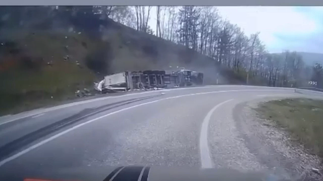 Bursa'da virajı alamayan tır devrildi: Sürücü yaralandı