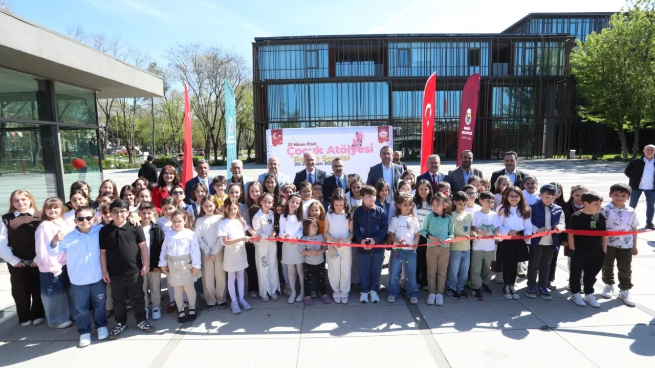 İnegöl'de 23 Nisan'a özel minik sanatçılar sergisi açıldı