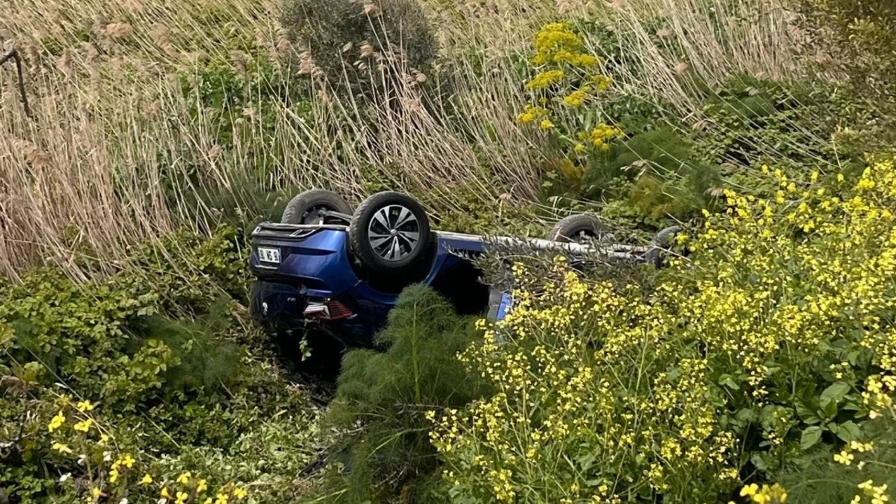 Direksiyon hakimiyetini kaybeden araç yoldan çıktı: 3 kişi yaralandı