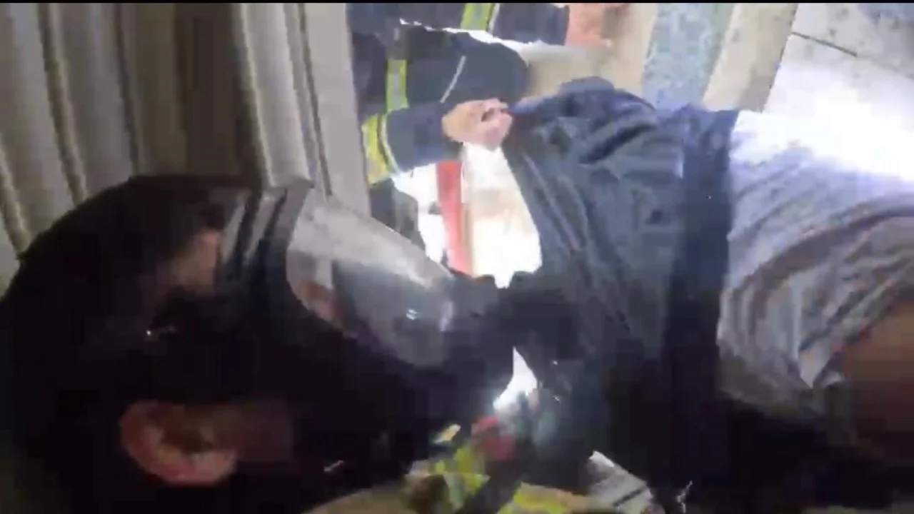 Diyarbakır'da yangının ortasında kalan vatandaş kurtarıldı