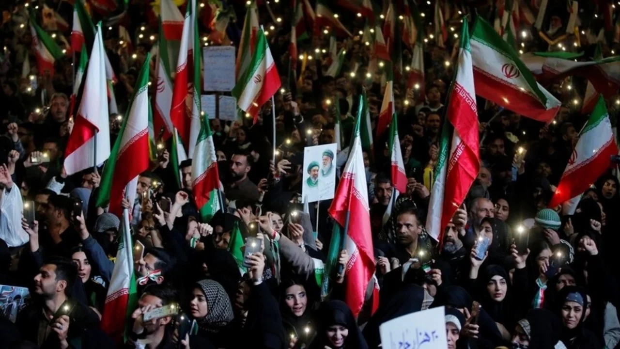 İran'ın başkenti Tahran'da binlerce kişi ABD ve İsrail'i protesto etti