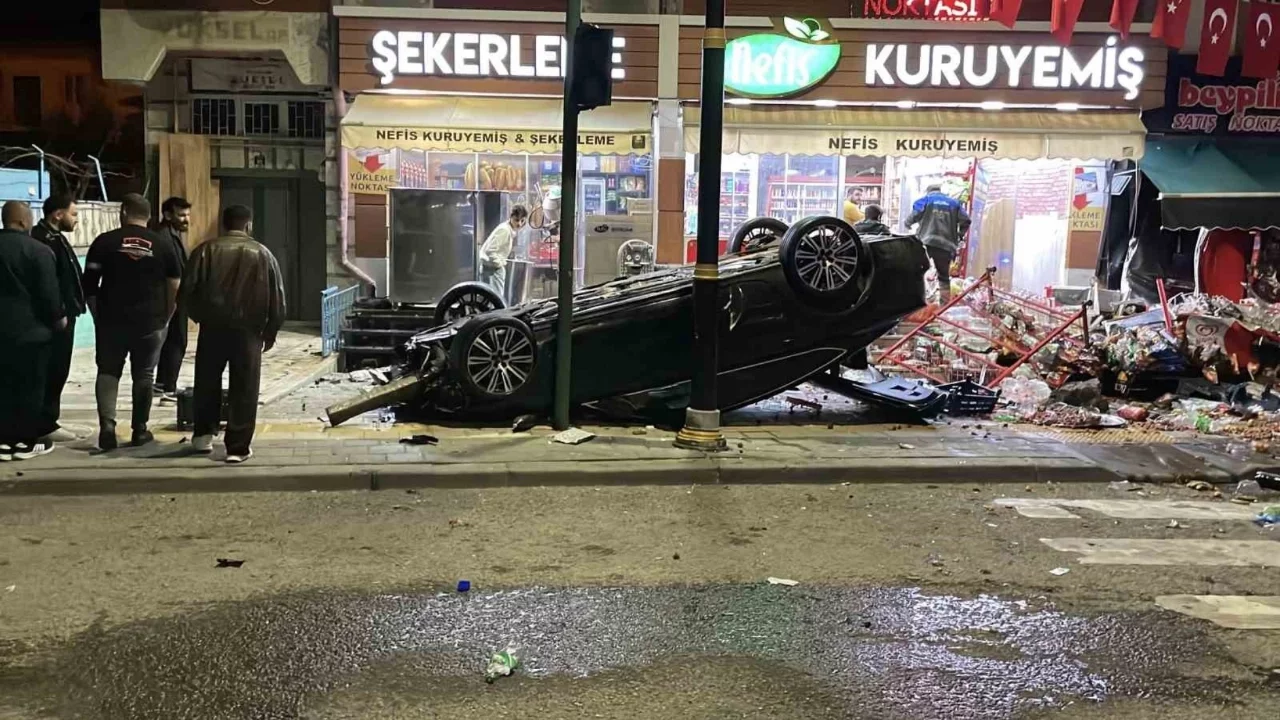 Kontrolden çıkan araç 2 iş yerine çarparak devrildi