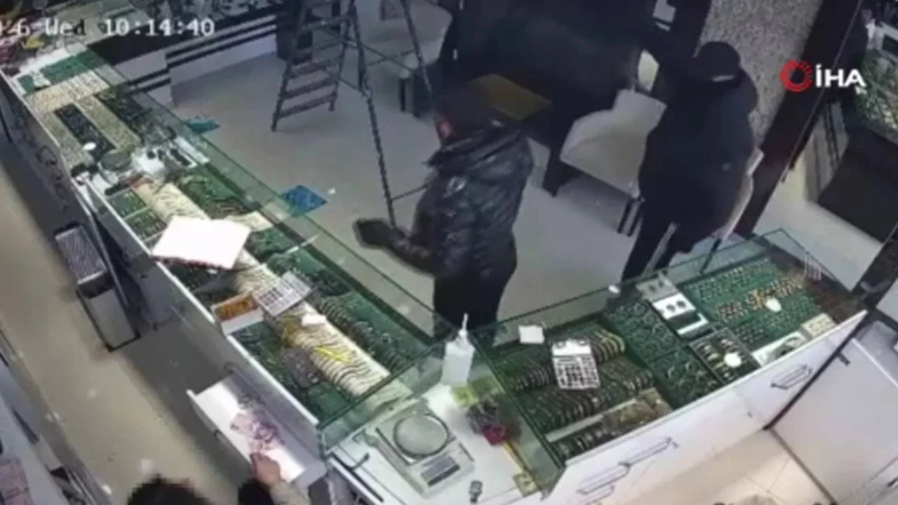 Kuyumcu soygununu işletme sahibinin çığlıkları engelledi