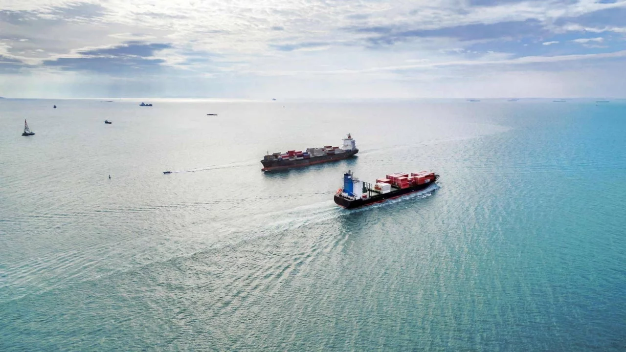 Hürmüz Boğazı'nda gerilim tırmandı: 3 gemiye ateş açıldı