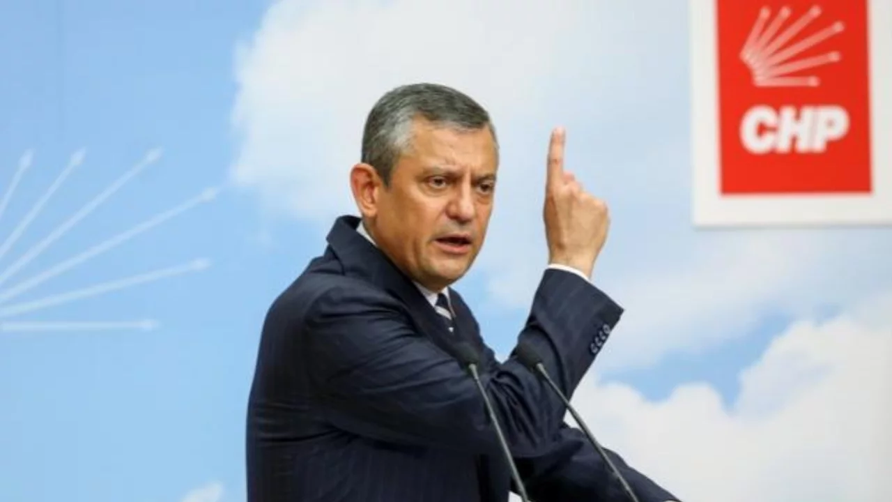 Özgür Özel'den 'Onursal Adıgüzel' tepkisi: 'Bu darbeye sonuna kadar direneceğiz'