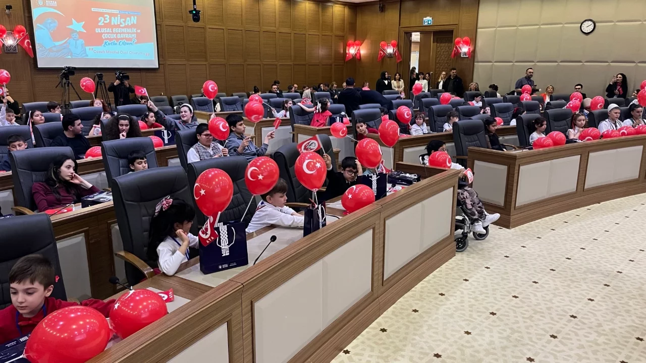 Bursa'da çocuklar başkanlık ve meclis üyeliği koltuklarını devraldı