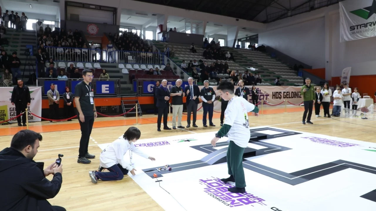 İnegöl'ün mucitleri robotlarını yarıştırdı