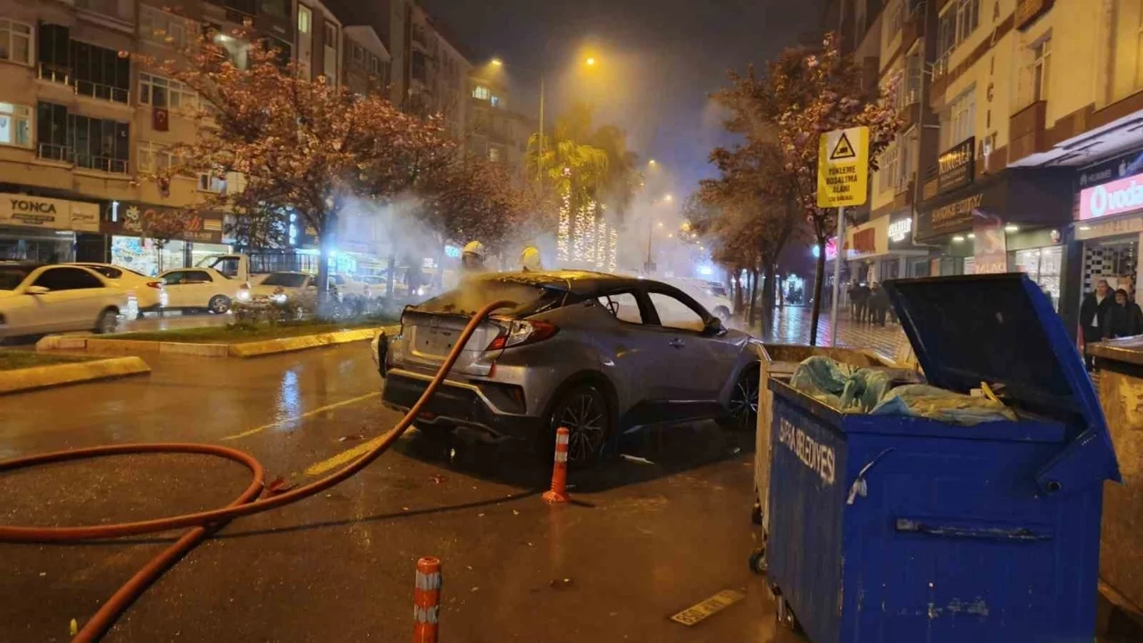 Babasıyla tartışan şahıs park halindeki aracı yaktı