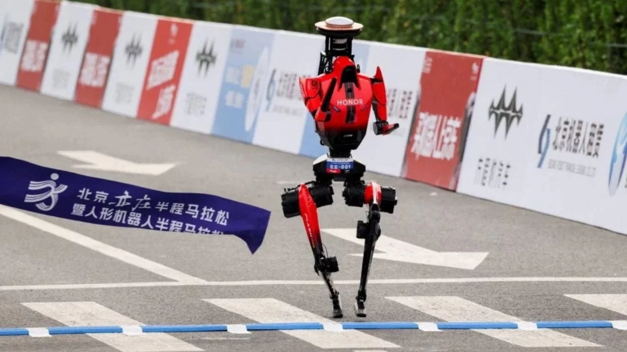 İnsansı robot 'Lightning' dünya rekorunu kırdı