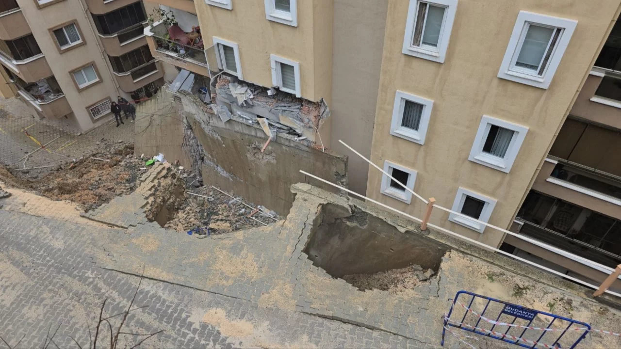 Bursa'da istinat duvarı çöktü! 2 daire tedbir amacıyla tahliye edildi