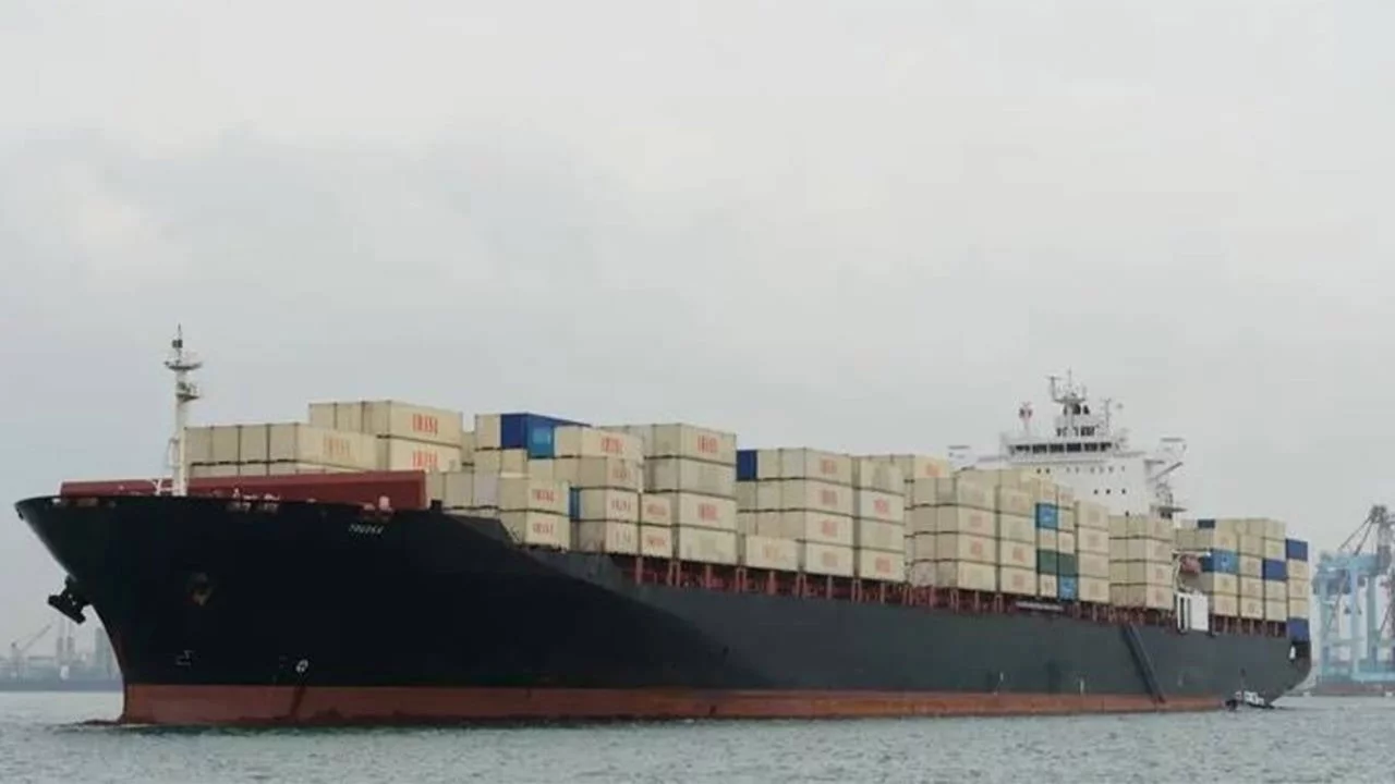 İran, Hürmüz Boğazı yakınlarında iki yük gemisine el koydu