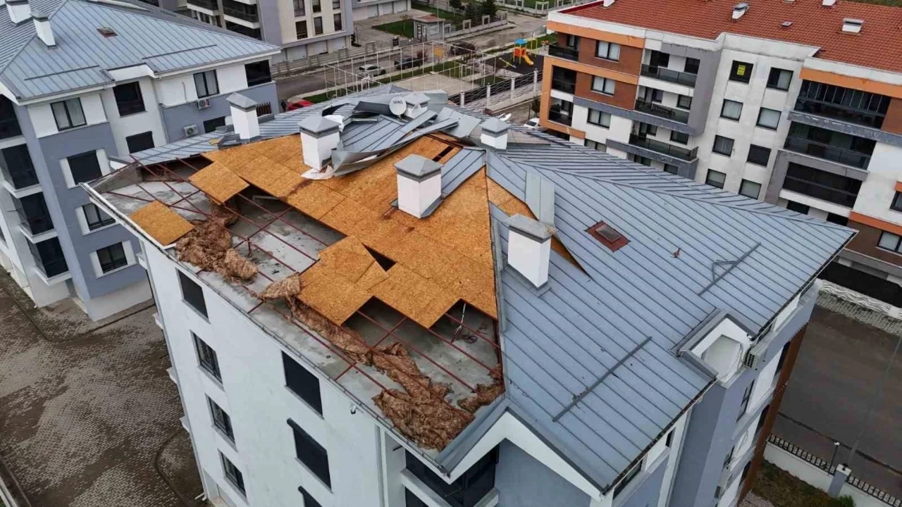 Eskişehir'de fırtına binanın çatısını uçurdu, faciadan dönüldü