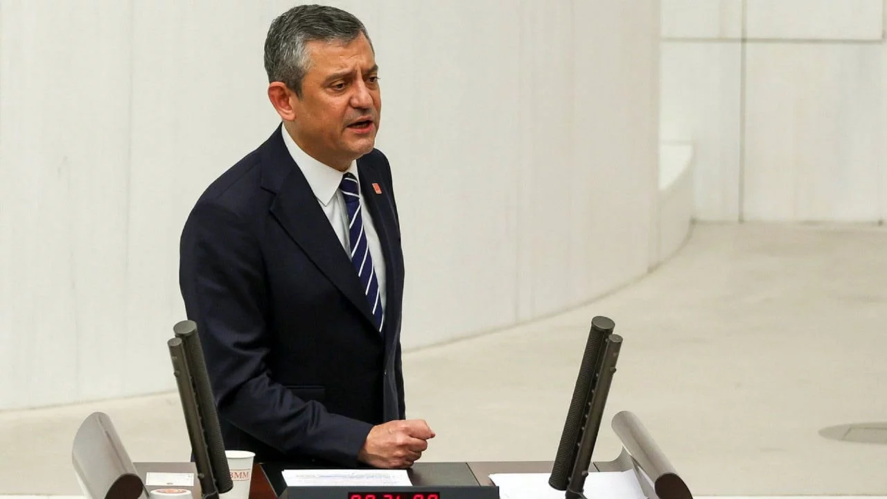 Özgür Özel: Bizi iyi tanıyın, bir avuç darbeciye teslim olmayız!