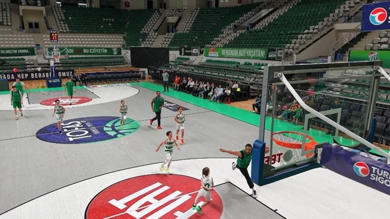 Bursaspor Basketbol Takımı'nı minikler terletti