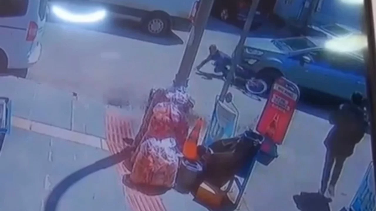 Bisikletiyle otomobilin altına giren çocuk metrelerce sürüklendi
