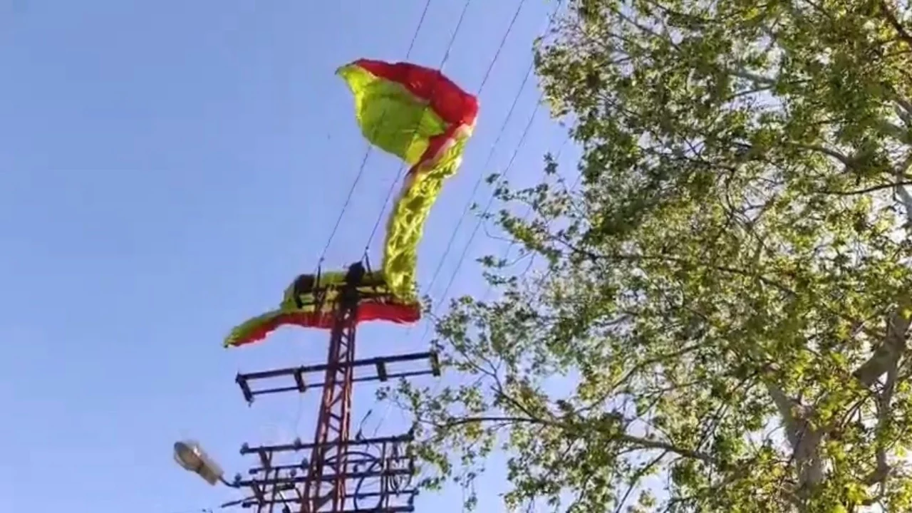 Yamaç paraşütü pilotu iniş sırasında elektrik tellerine takıldı