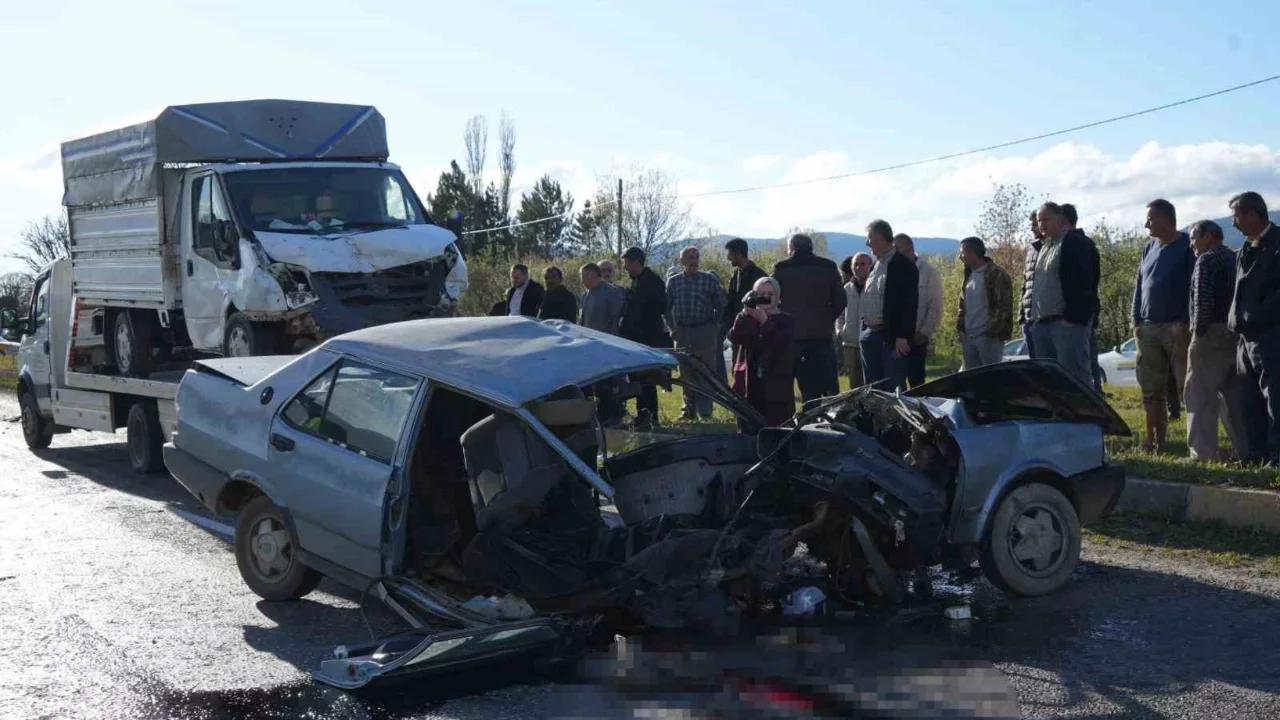 Kamyonetle çarpışan otomobil ikiye bölündü, sürücü hayatını kaybetti