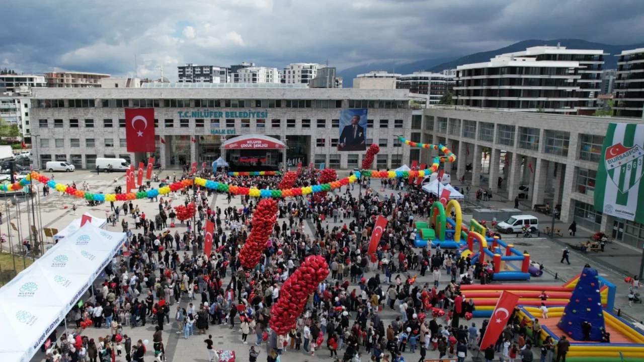 Bursa Nilüfer'de Cumhuriyet Meydanı çocukların oldu