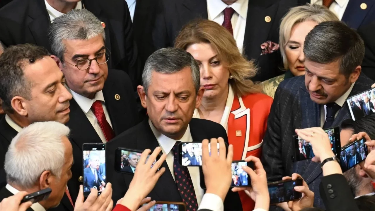 CHP lideri Özgür Özel, resepsiyondan Erdoğan'la tokalaşmadan ayrıldı