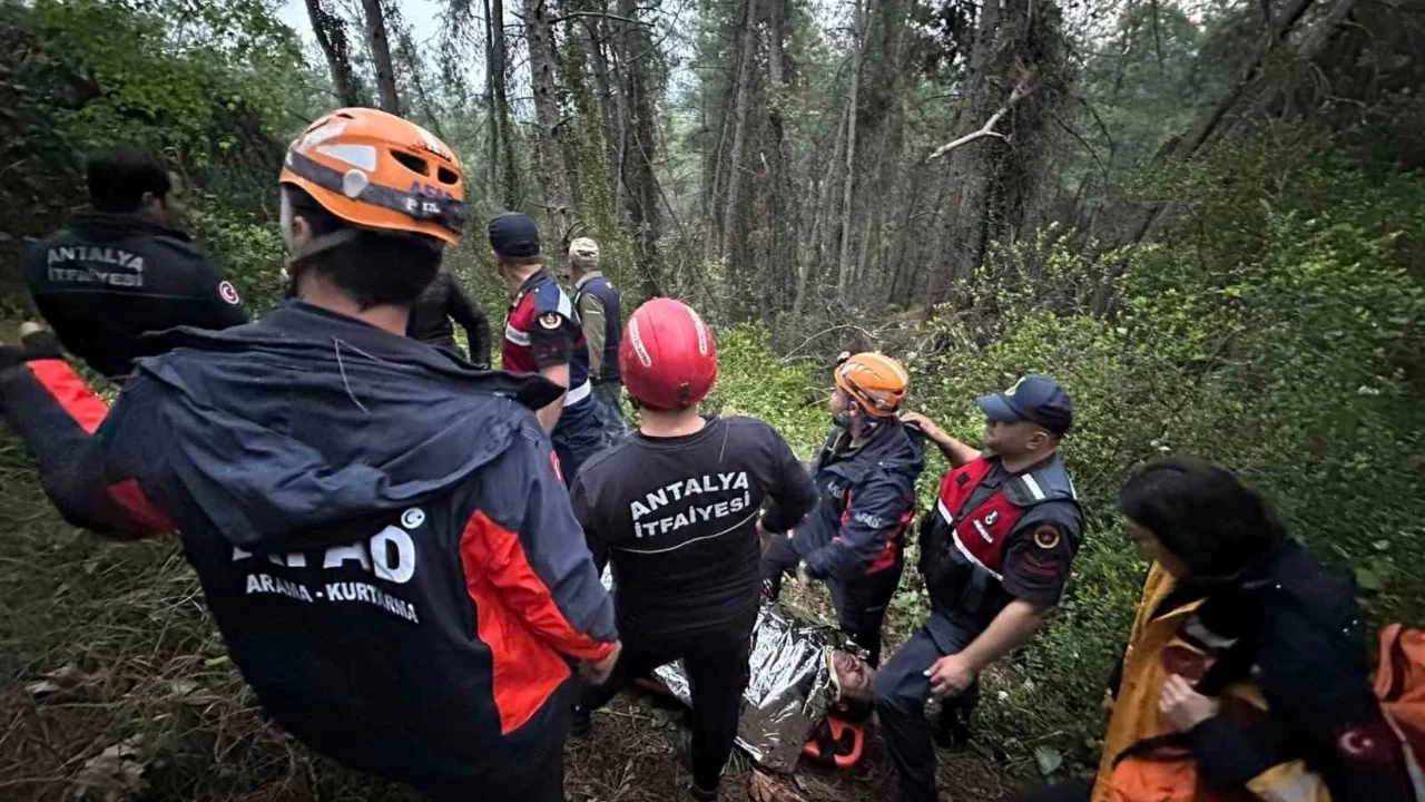 80 metrelik uçuruma yuvarlanan adam yaralı olarak kurtarıldı