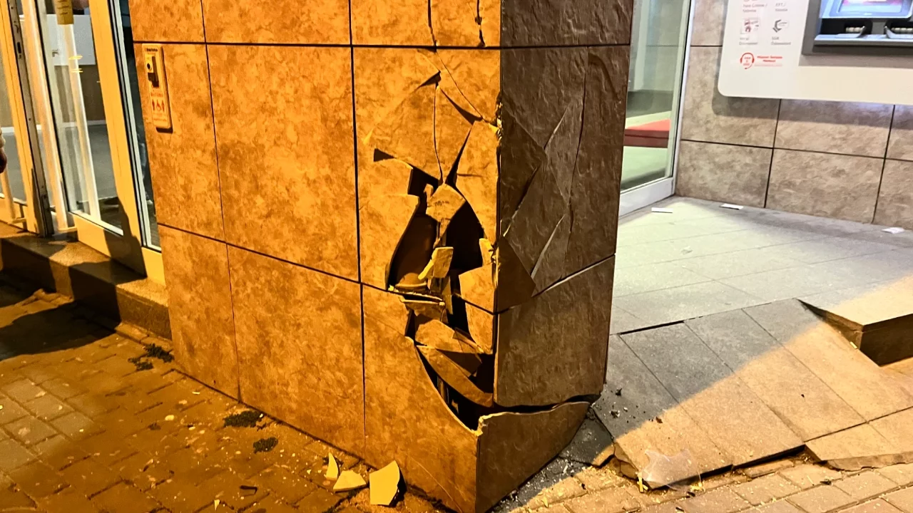 Bursa'da el freni boşalan minibüs duvara çarptı