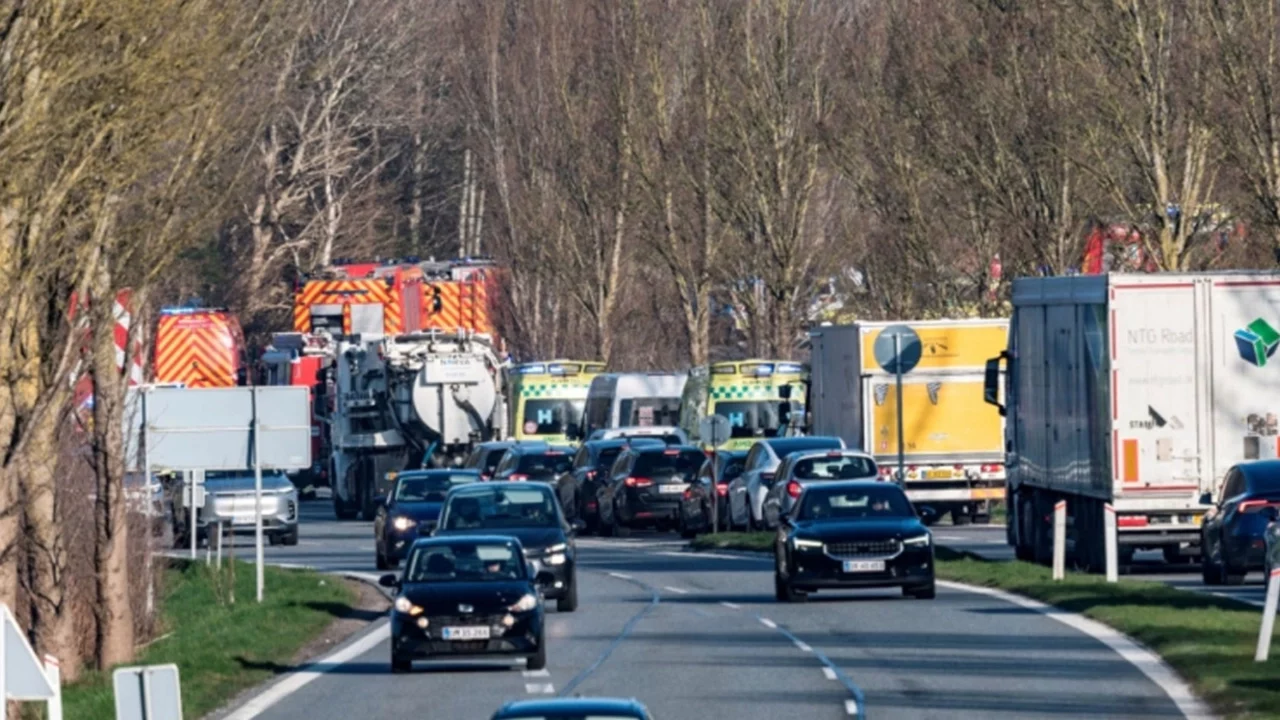 Danimarka'da iki tren kafa kafaya çarpıştı! Çok sayıda yaralı var