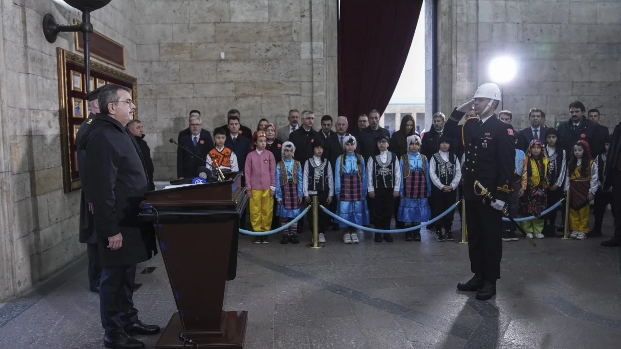 Bakan Tekin 81 ilden çocuklarla Anıtkabir'de