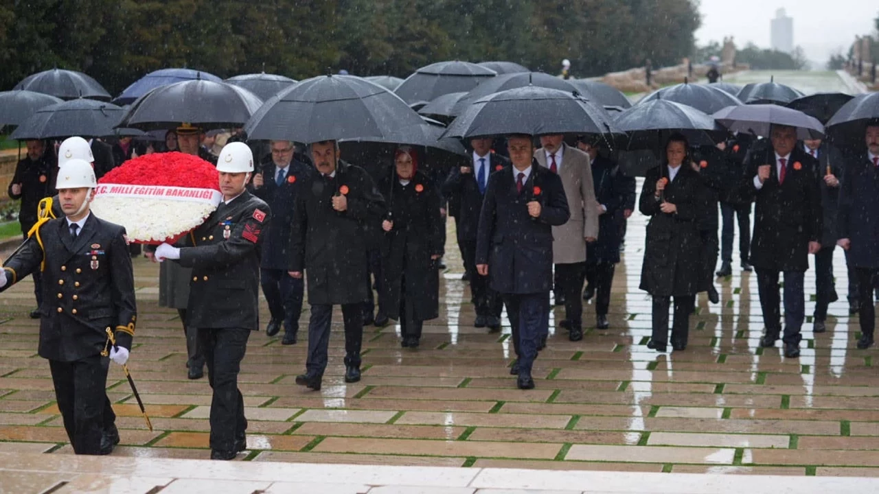 Devlet erkanı Anıtkabir'i ziyaret etti