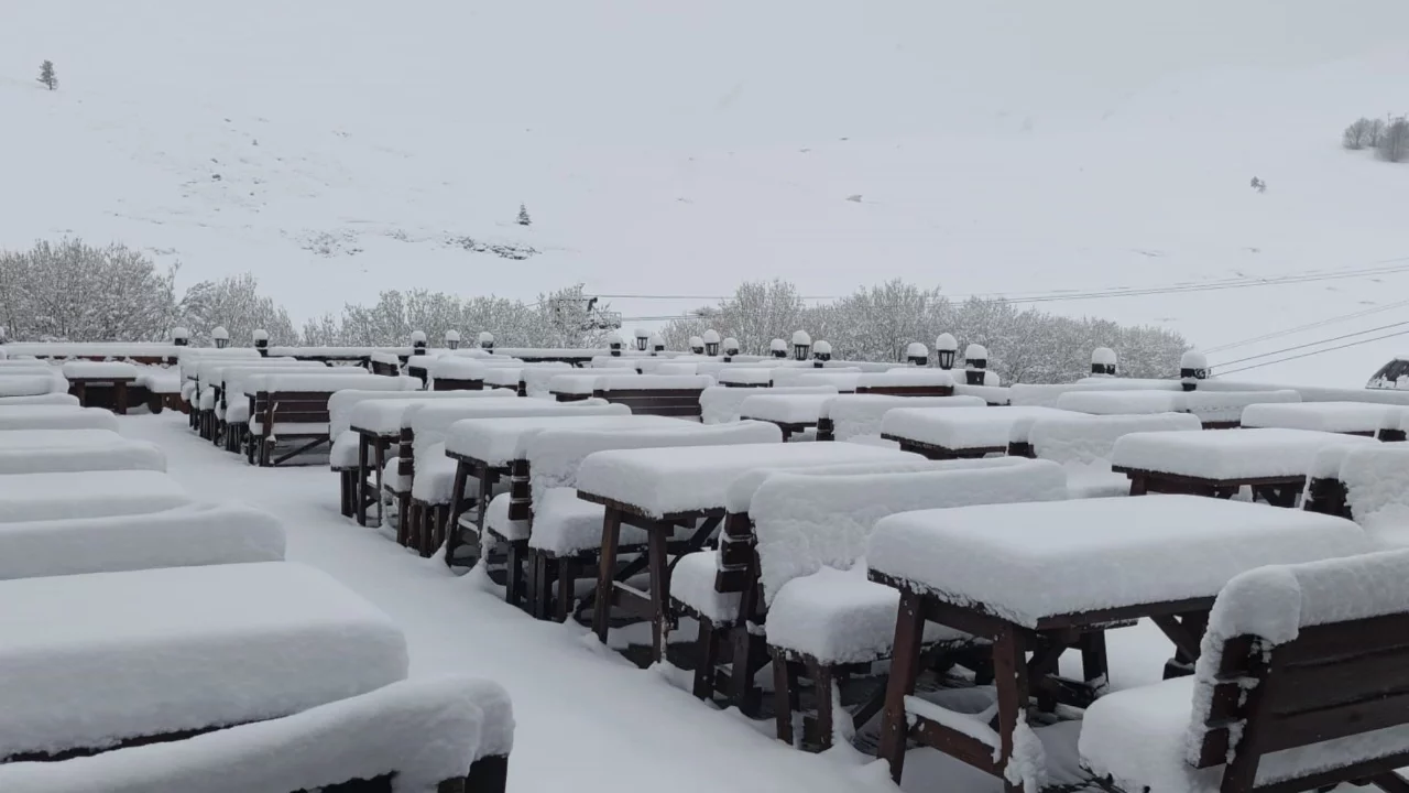 Nisan sonunda Uludağ'a kar yağdı