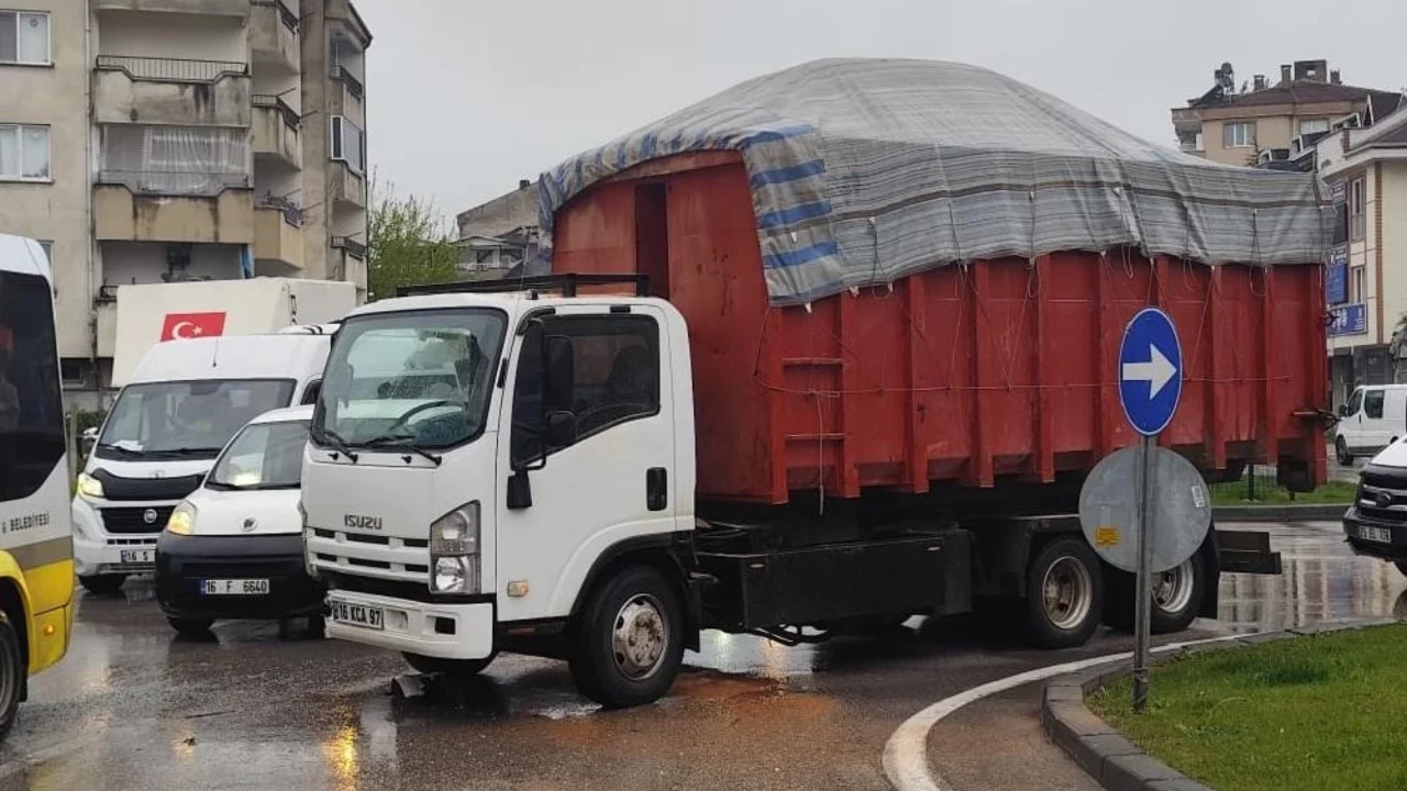 Bursa'da kavşakta kaza! Kamyon ile servis minibüsü çarpıştı 4 kişi yaralandı