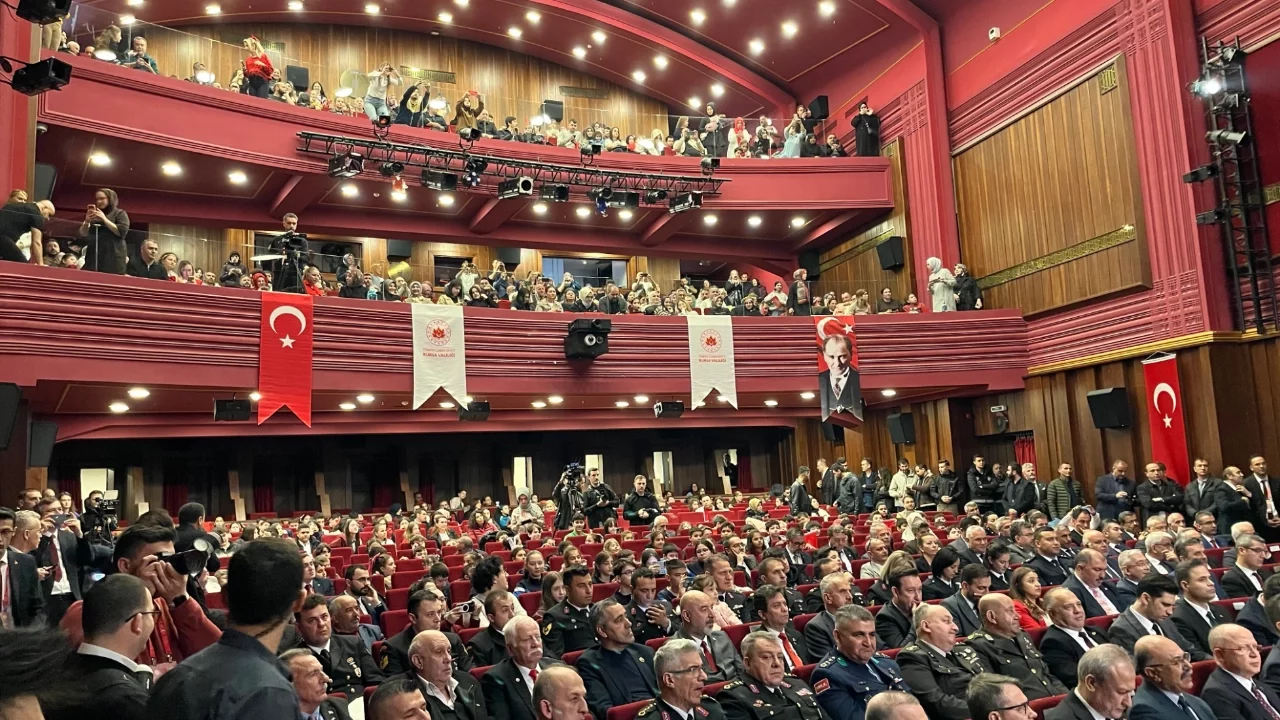 Bursa'da 23 Nisan coşkusu salona sığmadı