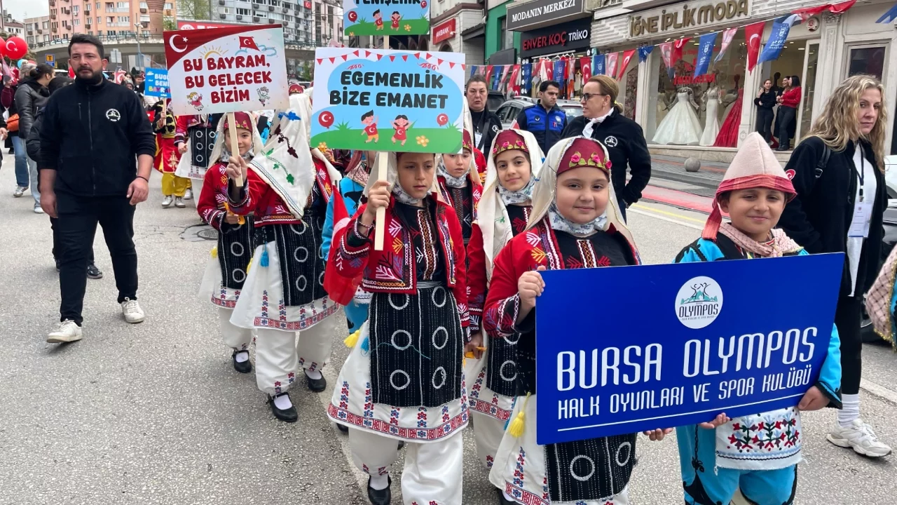 Bursa'da 23 Nisan korteji renkli görüntülere sahne oldu