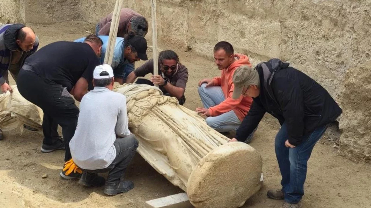 Laodikeia'da 2 metrelik Athena heykeli gün yüzüne çıkartıldı