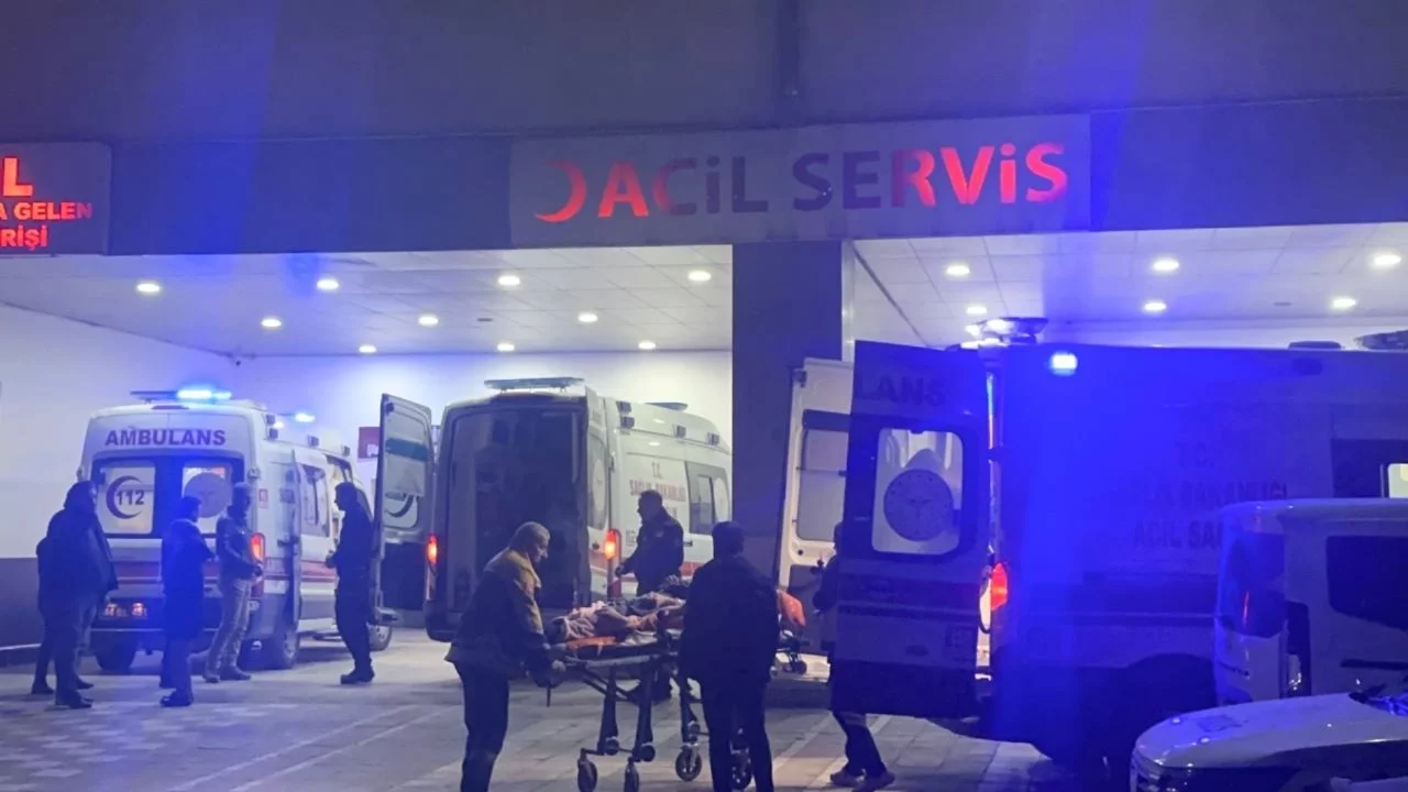 16 yaşındaki çocuğun kullandığı otomobilin şarampole yuvarlanması sonucu 2 kişi yaralandı