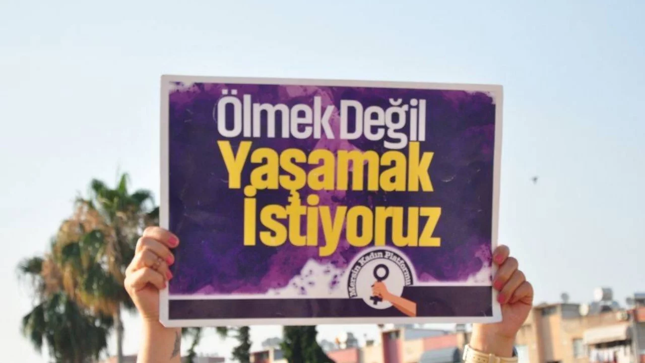 Mersin'de kadın cinayeti! Karısını katledip çocuklarıyla kaçtı