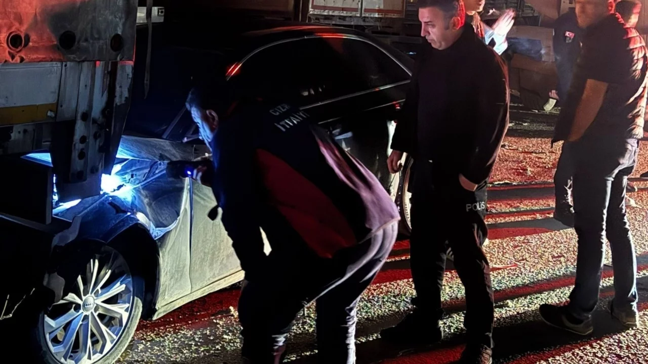 İki tır arasında sıkışan otomobil kağıt gibi ezildi: 1 yaralı