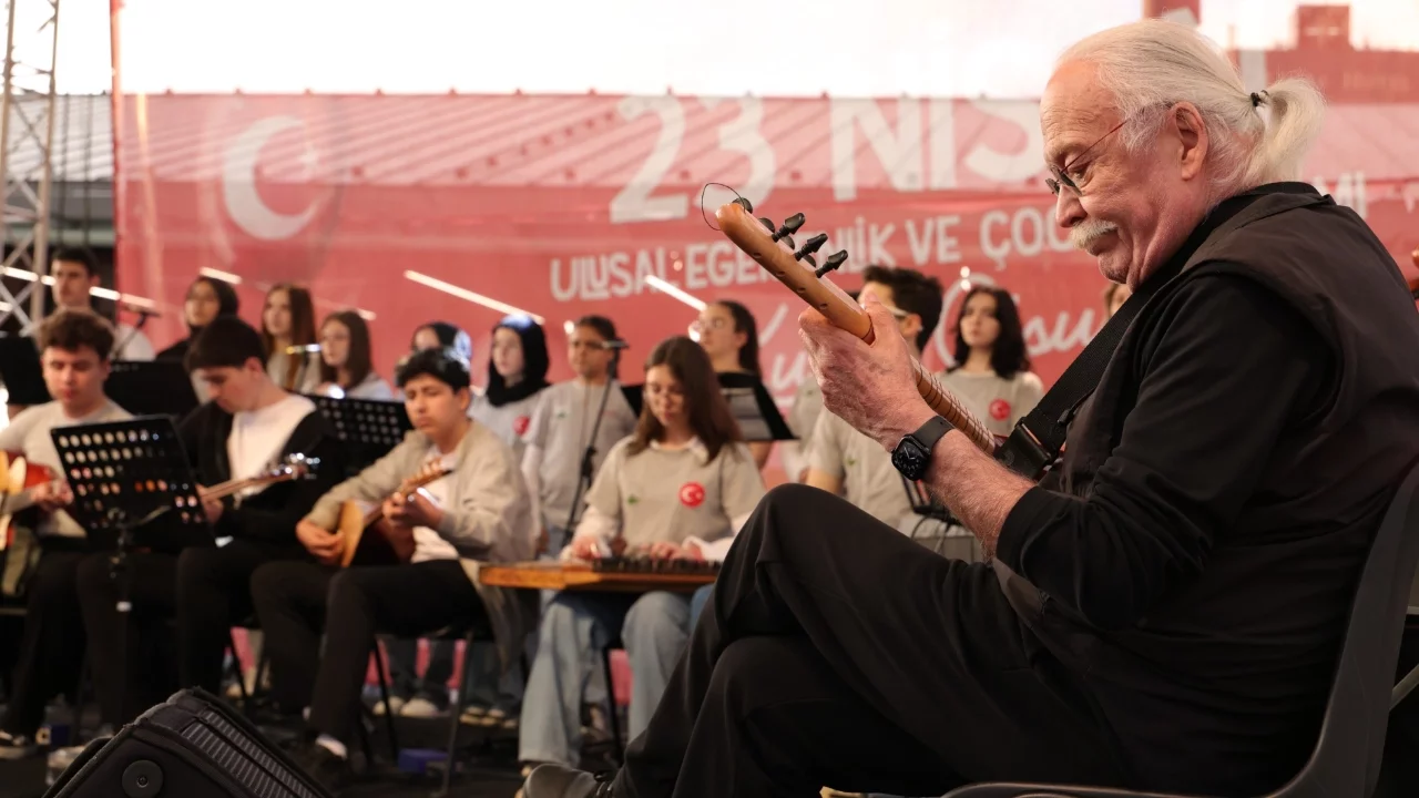 Usta Sanatçı Cahit Berkay Osmangazili gençlerle aynı sahneyi paylaştı