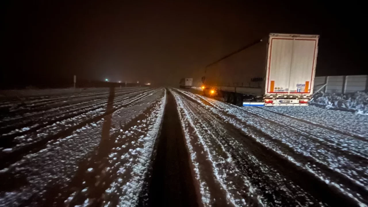 Kars'ta kar yağışı ve tipi ulaşımı aksattı