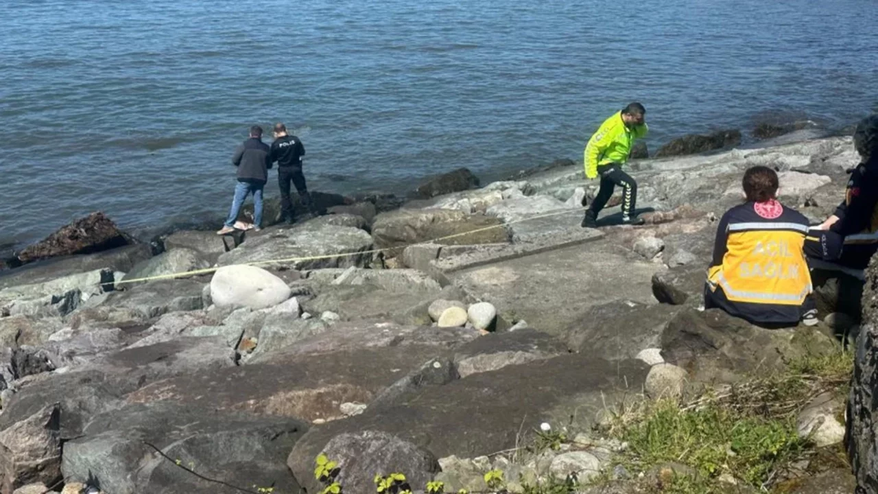 Rize'de kıyıya erkek cesedi vurdu