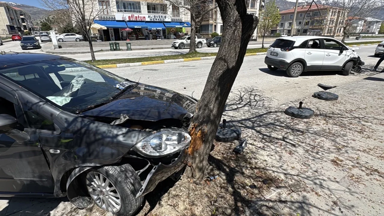 İki araç çarpıştı: 3'ü çocuk, 6 yaralı