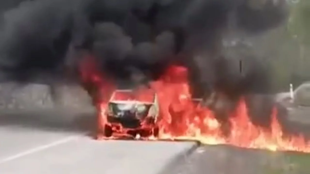 Kırklareli'nde seyir halindeki araç küle döndü