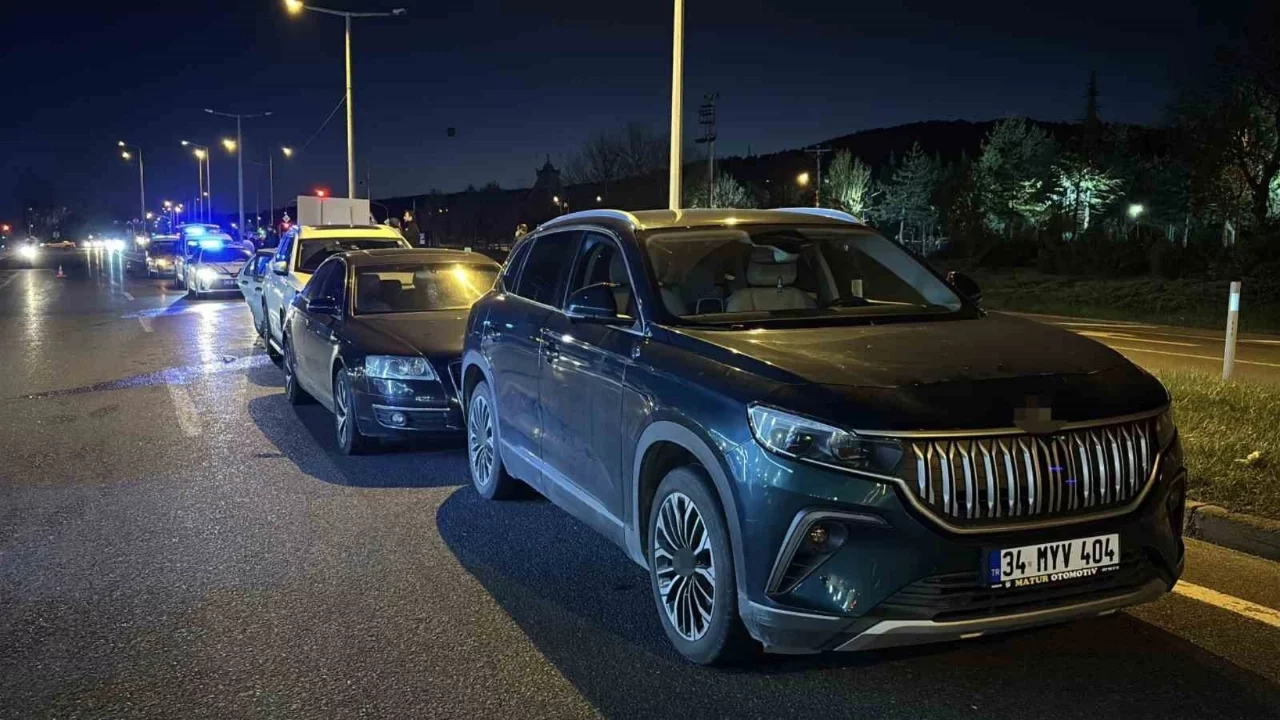 Ani fren yapıp kaçan sürücü, zincirleme kazaya neden oldu: 3 yaralı