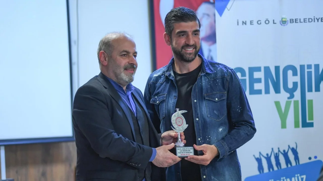 İnegölspor kalecisi Bekir Sevgi 'yılın en iyi sporcusu' seçildi