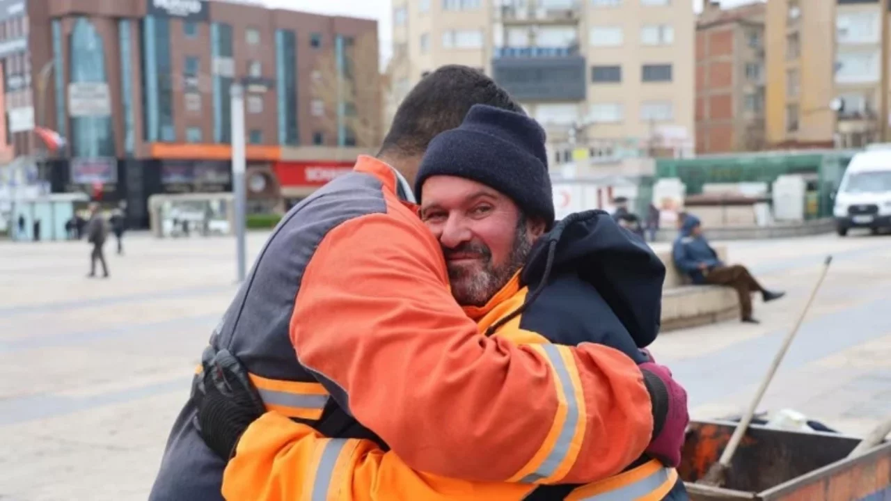 Temizlik işçisi bulduğu 150 bin TL'lik altını sahibine teslim etti
