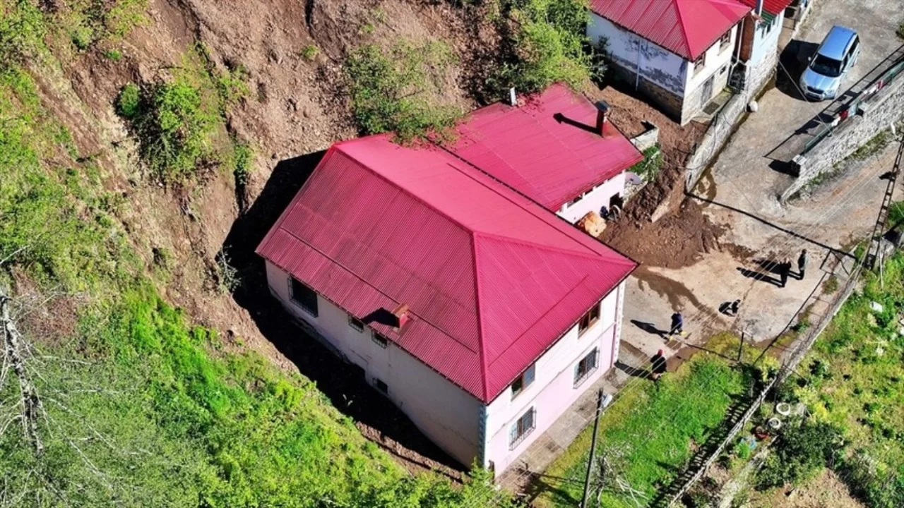 Trabzon'da heyelan paniği: Bir evde hasar oluştu, bir ev tahliye edildi