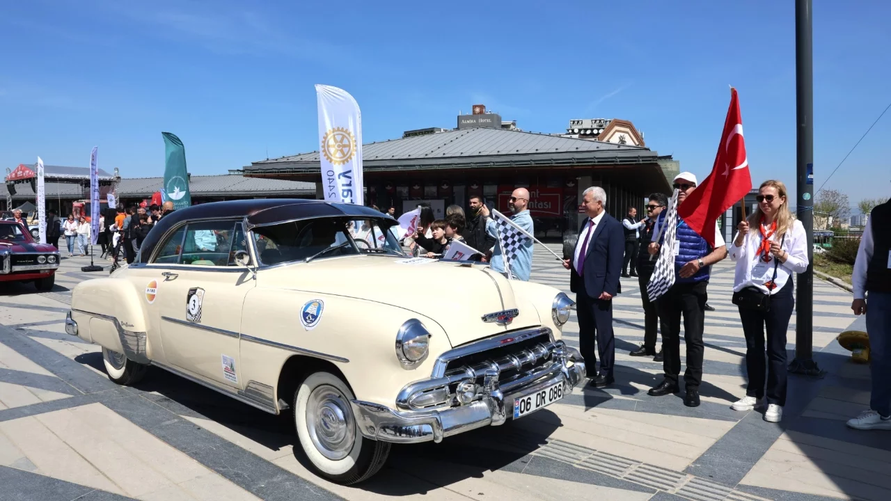 Bursa Osmangazi'de 13. klasik otomobil turu rüzgarı esti